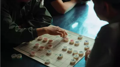 أكثر من تسلية.. كيف تفيد «الطاولة» الدماغ على المدى البعيد؟