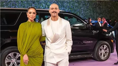 ثنائيات النجوم تخطف الأضواء في Joy Awards… رومانسية وأناقة على السجادة البنفسجية