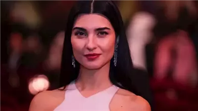 موقف طريف يشعل الجدل.. توبا بيوكوستون تعلّم التركية في Joy Awards 2026