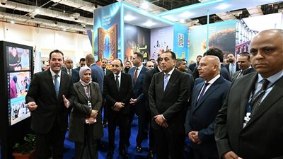 رئيس الوزراء يتفقد جناح مركز المعلومات ودعم اتخاذ القرار بمجلس الوزراء