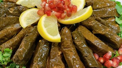 طريقة عمل محشي ورق العنب بدبس الرمان بخطوات سهلة في مطبخك 