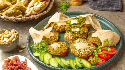 لوجبة فطار صحية ولذيذة ..  طريقة عمل الطعمية المحشية بالبيض المسلوق