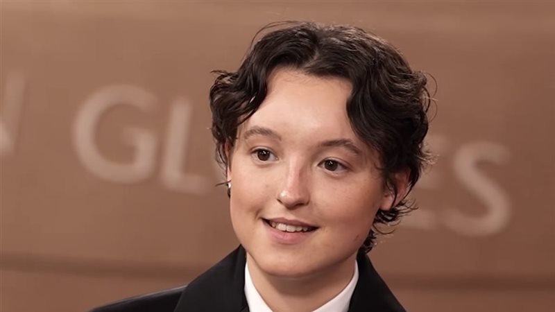 بيلا رامزي بإطلالة برادا في جولدن جلوب 