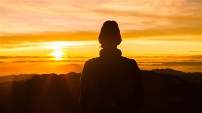 تفسير رؤية الشمس في المنام للعزباء والمتزوجة والحامل 