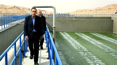رئيس الوزراء يتفقد محطة معالجة الصرف الصحي الثلاثية 
