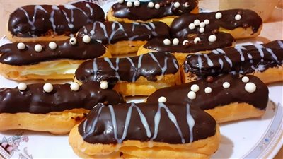 طريقة عمل الإكلير بالشوكولاتة بخطوات سهلة في المنزل 