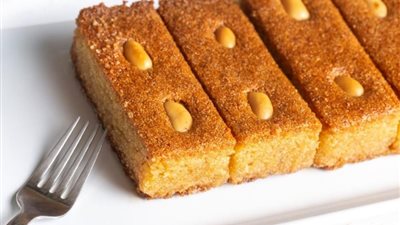 لعشاق الحلويات .. طريقة عمل البسبوسة باللوز وجوز الهند 