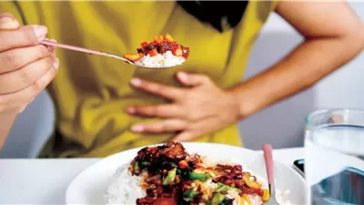 زيت الزيتون ومرق العظام.. هل تفي صيحات «صحة الأمعاء» بوعودها؟