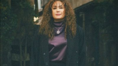 هند صبري تتألق بإطلالات كلاسيكية من وحي الثلاثينيات في كواليس مسلسل «مناعة»