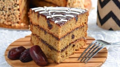هشة ولذيذة.. طريقة عمل كيكة التمر بمكونات بسيطة في مطبخك
