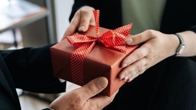 دلالات خير أم شر ؟ ..  تفسير حلم الحصول على هدية في المنام