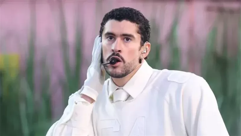 المغني باد باني في السوبر بول 