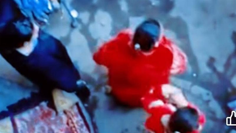 اعتداء على سيدات بالعصا في الشارع 