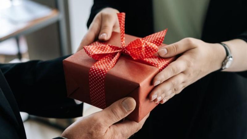 تفسير حلم الحصول على هدية في المنام