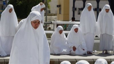 تفسير حلم ارتداء ملابس الإحرام في المنام للعزباء والمتزوجة