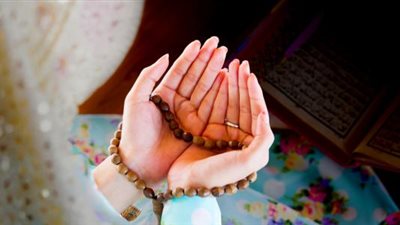 بشرى للعزباء والمتزوجة  .. تفسير حلم التسبيح في المنام