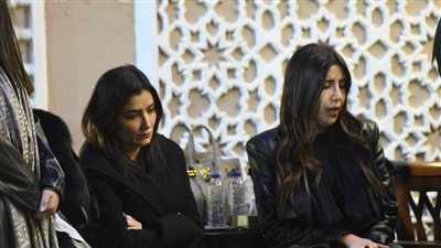 عزاء والد مي عمر يشهد لحظة تصالح بينها وبين غادة عبد الرازق 