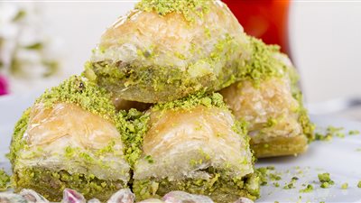 حلويات رمضانية سهلة ولذيذة .. طريقة عمل البقلاوة بحشوة الفستق  