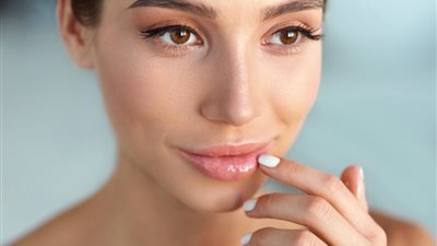 قبل العيد .. خلطة سحرية لتوريد الشفايف بمكونات منزلية