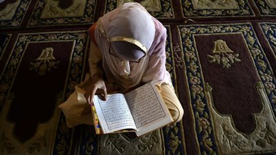  تفسير حلم قراءة سورة الواقعة في المنام للعزباء والمتزوجة والحامل 