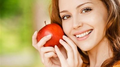 خير أم شر يقترب ؟ .. تفسير رؤية التفاح الأحمر في المنام لابن سيرين