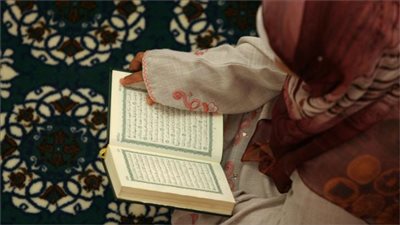 بشرى للعزباء والمتزوجة  .. تفسير حلم قراءة سورة يس في المنام لابن سيرين