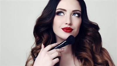 لإطلالة مشرقة في العيد  .. أبرز صيحات المكياج المستوحاة من أسابيع الموضة العالمية