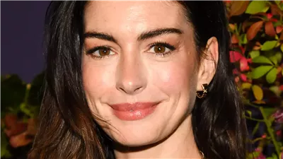 آن هاثاواي تسلّط الضوء على تحديات المرأة في اليوم العالمي للمرأة