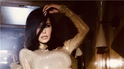 كيم كارداشيان بين بريق الذهب وتعثر مفاجئ… إطلالة مثالية انتهت بلحظة محرجة