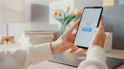 الفتيات يسخرن من التسوق الإلكتروني بعد التأخير قبل عيد الفطر 2026 