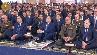  الرئيس السيسي يؤدي صلاة عيد الفطر بمسجد الفتاح العليم (صور)