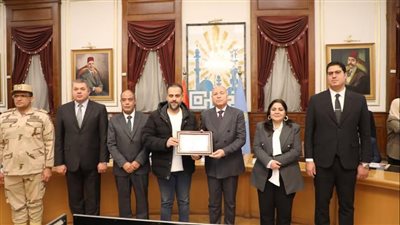 خالد جودة يهنئ الدكتور عمرو ابراهيم مدير مستشفى المنيرة العام بالتكريم