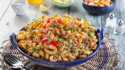 صحية ولذيذة .. طريق عمل المكرونة بالتونة والخضروات