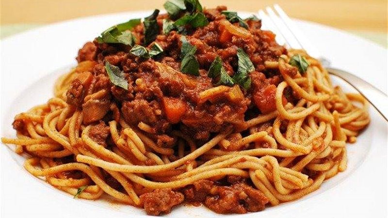 المكرونة السباغيتي باللحم المفروم