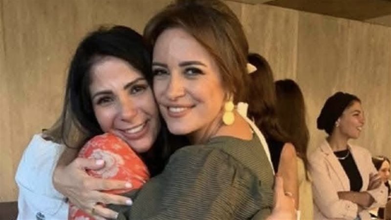 ريهام عبد الغفور مع منى زكي