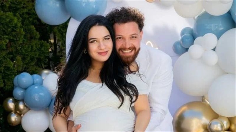 محمود حجازي مع زوجته رنا طارق 