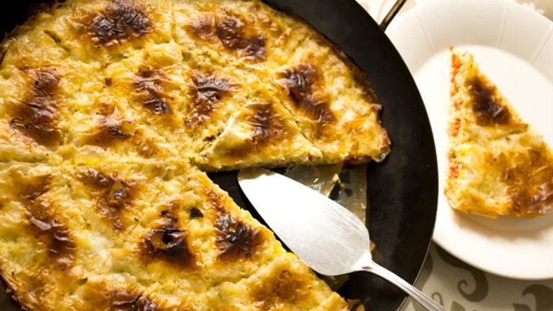 طريقة عمل فطيرة الجلاش بالسجق والجبنة 