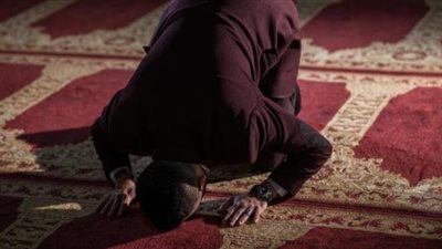 ما حكم الدعاء بآية من القرآن حال السجود في الصلاة؟.. الإفتاء تُجيب