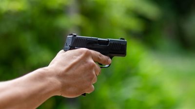 بشارة خير أم علامة شر؟  .. تفسير رؤية المسدس في المنام