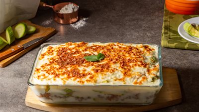 طريقة عمل صينية الكوسة  باللحم المفروم والبشاميل في مطبخك 