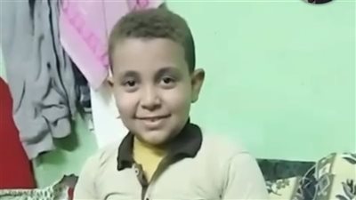 فيديو “شنطة عصام” في المنيا يشعل السوشيال ميديا.. ضحكة طفل تتحول لقصة تعاطف واسعة