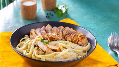 سهلة ولذيذة..  طريقة عمل مكرونة ألفريدو بالدجاج