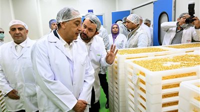 رئيس الوزراء يتفقد مصنع شركة 