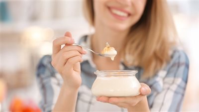  تفسير حلم أكل الزبادي في المنام للعزباء والمتزوجة