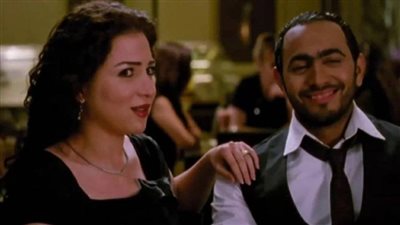 تامر حسني يمازح عريسًا سقط أثناء “السلو”: حصلتلي في عمر وسلمى!