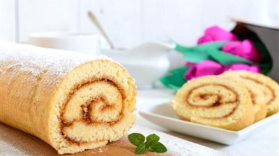 حلوى هشة ولذيذة.. طريقة عمل سويسرول مربى المشمش في مطبخك 