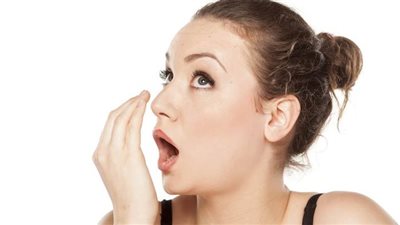 الأسباب والحلول.. متى تصبح رائحة الفم مشكلة صحية؟