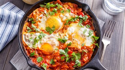 طريقة عمل الشكشوكة  بالبصل والطماطم بالفرن في مطبخك