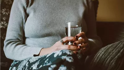 هل شرب الماء قبل النوم مفيد أم مضر؟
