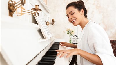  تفسير رؤية البيانو في المنام للعزباء والمتزوجة والحامل 